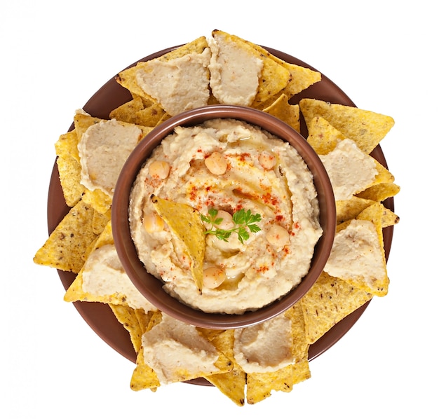 Saludable hummus casero con aceite de oliva y chips de pita