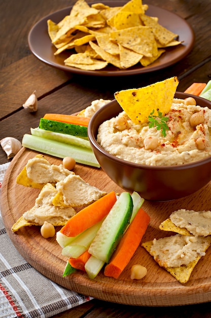 Saludable hummus casero con aceite de oliva y chips de pita