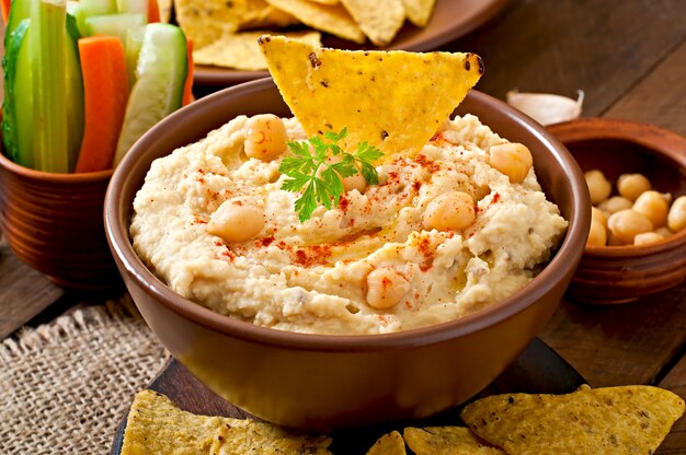 Saludable hummus casero con aceite de oliva y chips de pita