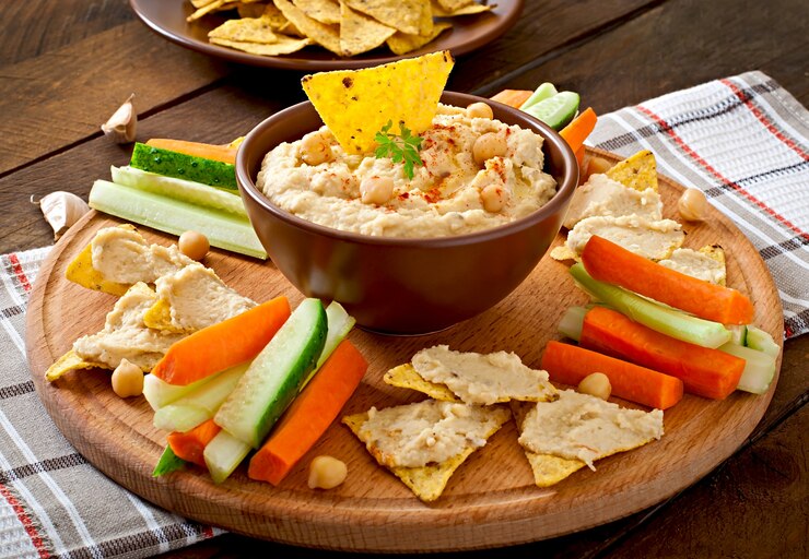 Foto gratuito saludable hummus casero con aceite de oliva y chips de pita