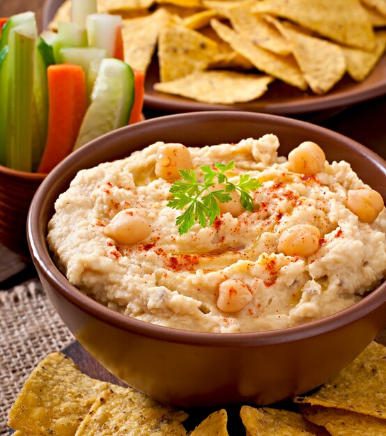 Saludable hummus casero con aceite de oliva y chips de pita