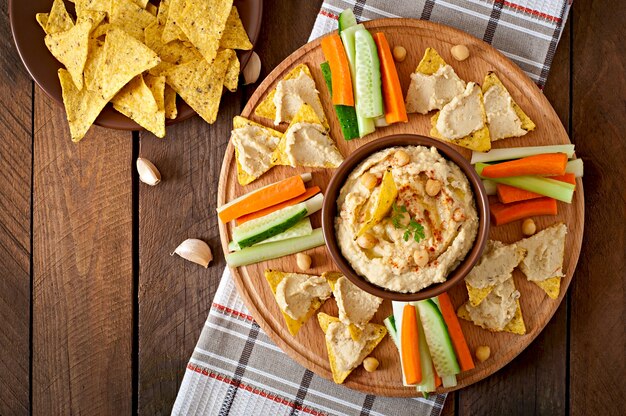 Saludable hummus casero con aceite de oliva y chips de pita