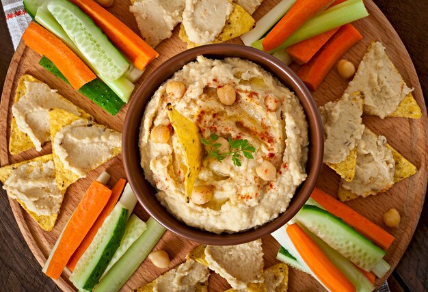 Saludable hummus casero con aceite de oliva y chips de pita