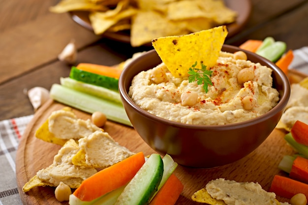 Foto gratuita saludable hummus casero con aceite de oliva y chips de pita