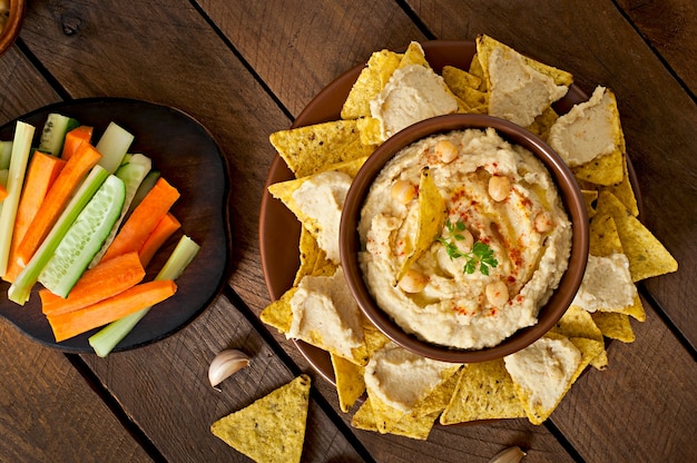 Foto gratuita saludable hummus casero con aceite de oliva y chips de pita