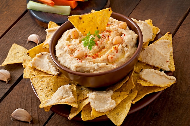 Saludable hummus casero con aceite de oliva y chips de pita