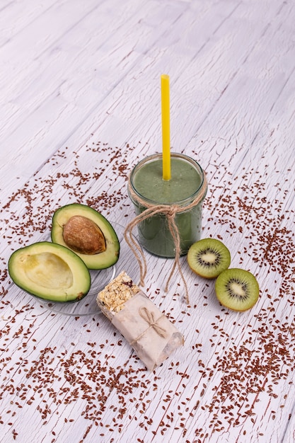 Foto gratuita saludable smoothie verde con aguacate y kiwi mentir sobre la mesa