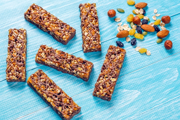 Saludables deliciosas barras de granola con chocolate, barras de muesli con nueces y frutas secas, vista superior
