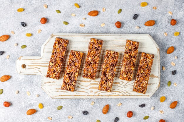 Foto gratuita saludables deliciosas barras de granola con chocolate, barras de muesli con nueces y frutas secas