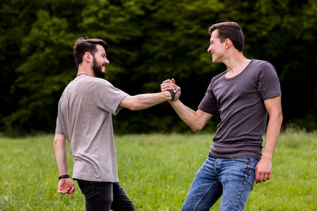 Foto gratuita saludando amigos en la naturaleza