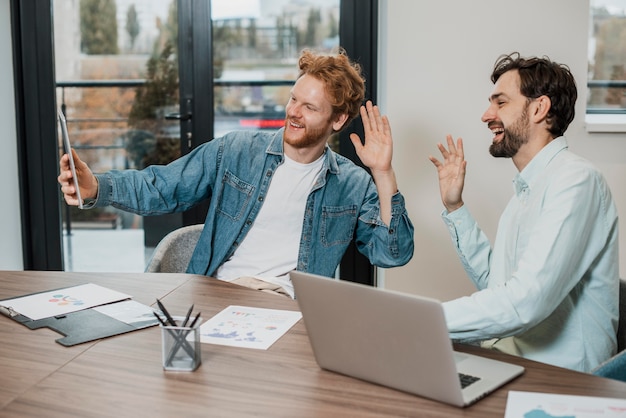 Foto gratuita saludando y trabajando juntos como un equipo