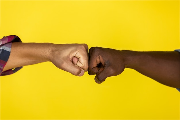 Foto gratuita saludo de amigos sobre un fondo amarillo