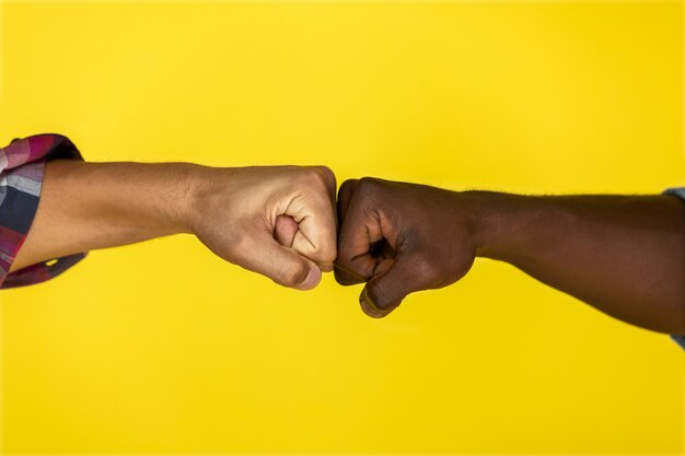 Saludo de amigos sobre un fondo amarillo 