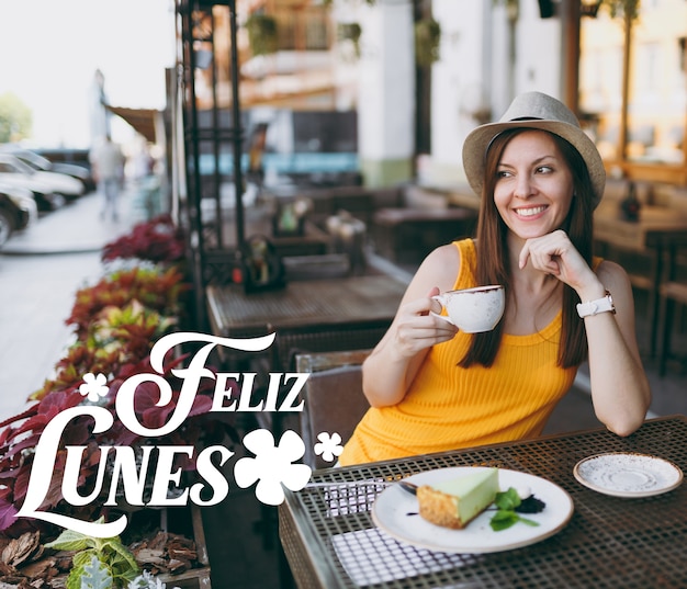 Foto gratuita saludo de feliz lunes con mujer en el restaurante