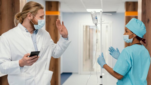 Saludo de trabajadores de salud de tiro medio