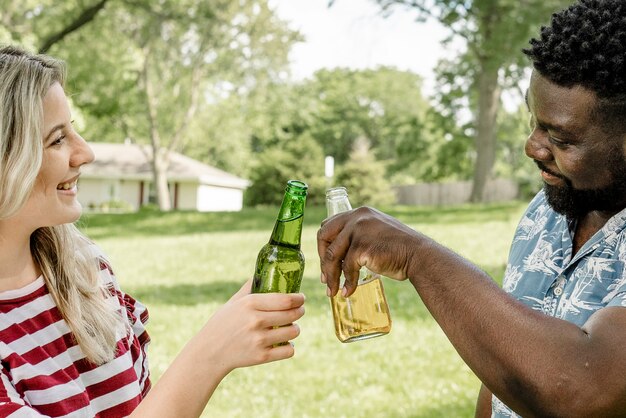 Saludos con cerveza en una fiesta de verano en el parque