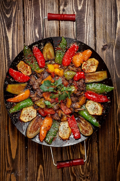 Foto gratuita salvia de carne a la plancha con patatas pimiento y berenjena