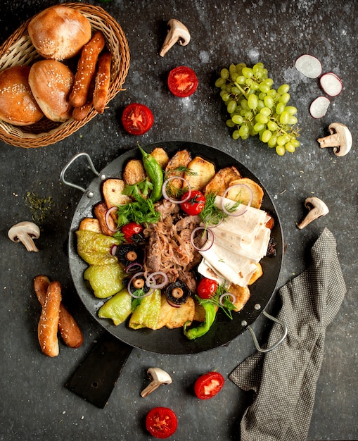 Salvia de carne con verduras al carbón cocido