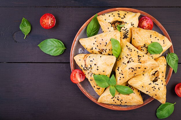 Samosas con filete de pollo y hierbas verdes