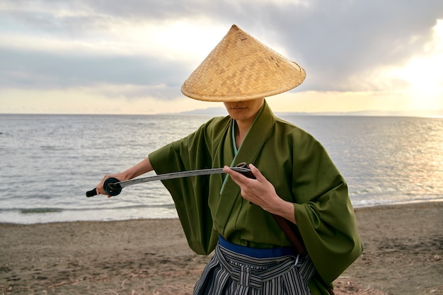 Samurai con espada al aire libre