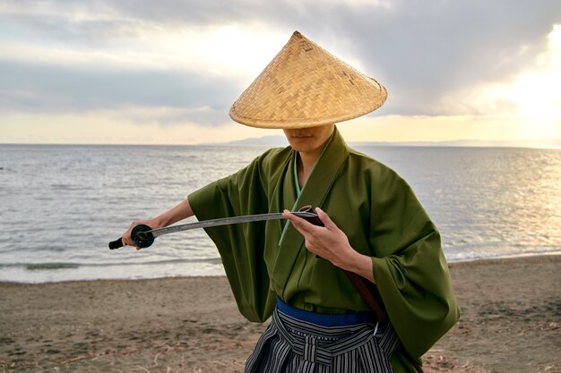 Samurai con espada al aire libre