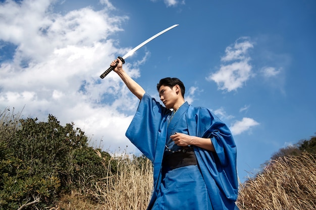 Samurai con espada al aire libre