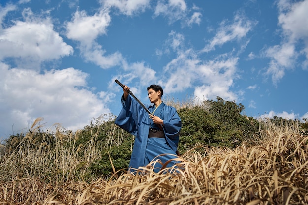 Samurai con espada al aire libre