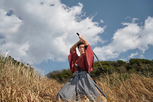 Samurai con espada al aire libre