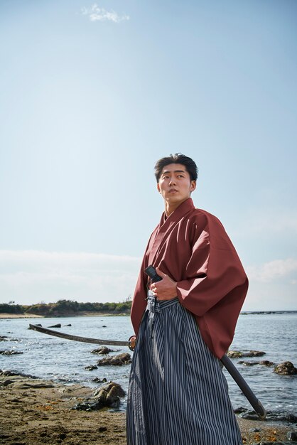 Samurai con espada al aire libre