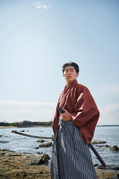 Samurai con espada al aire libre