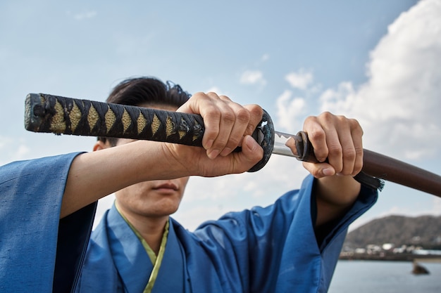 Samurai con espada al aire libre