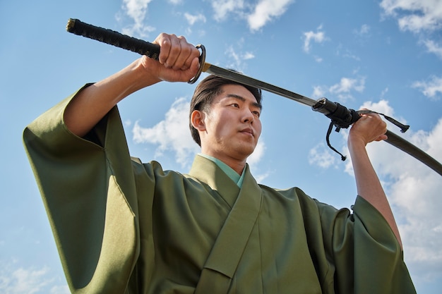 Foto gratuita samurai con espada al aire libre