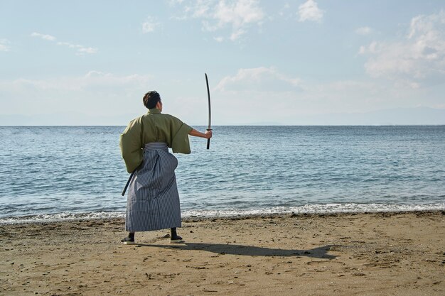 Samurai con espada al aire libre