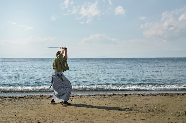 Samurai con espada al aire libre