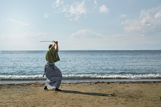 Samurai con espada al aire libre