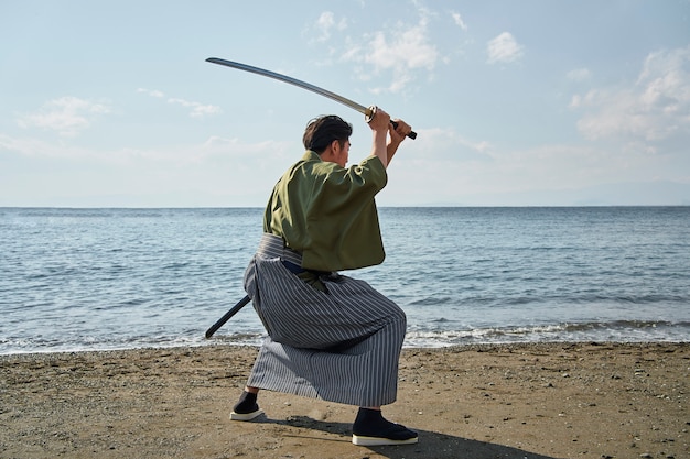 Samurai con espada al aire libre