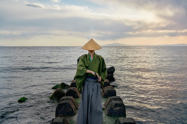 Foto gratuita samurai con espada al aire libre