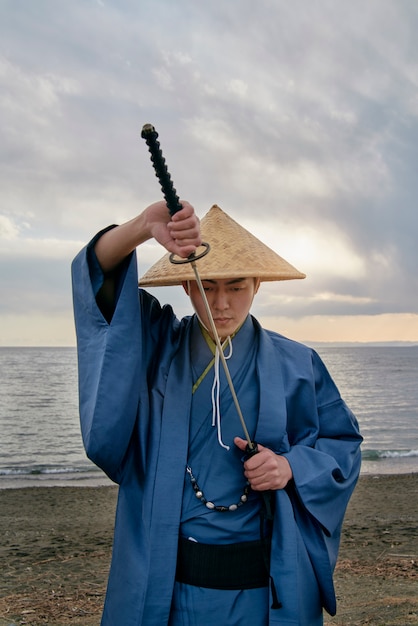 Samurai con espada al aire libre