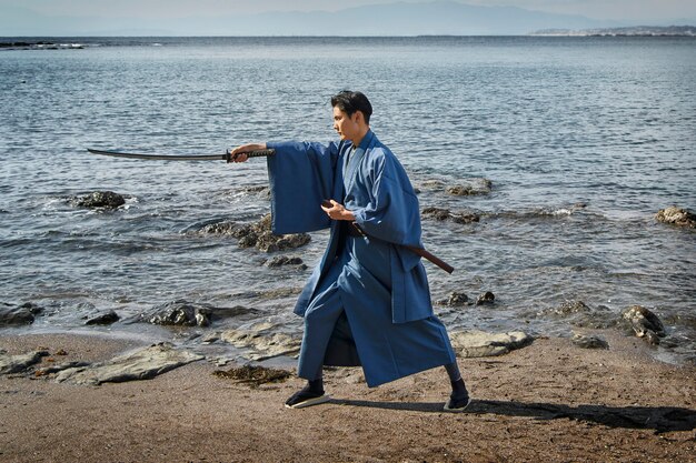 Samurai con espada en la playa