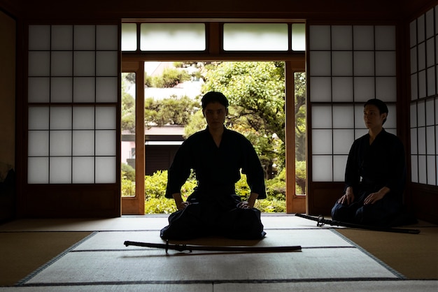 Samurai de tiro completo meditando en interiores