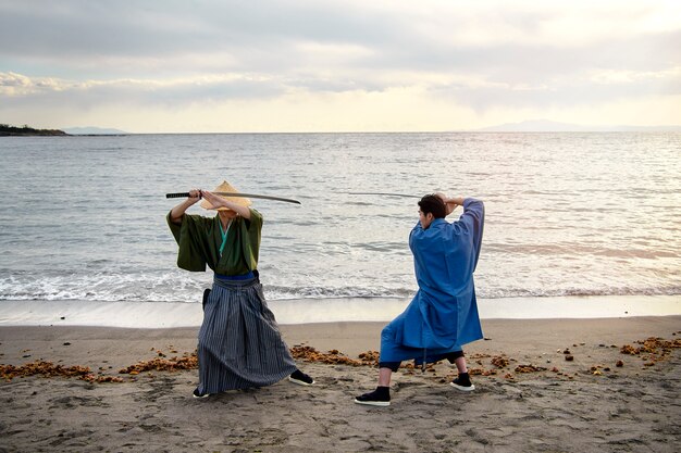 Samurais peleando con espadas en la playa