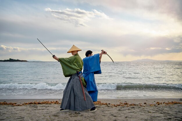 Samurais peleando con espadas en la playa