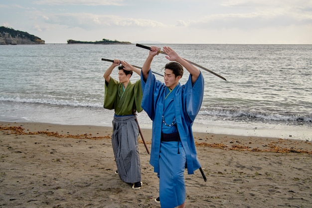 Foto gratuita samurais en la playa