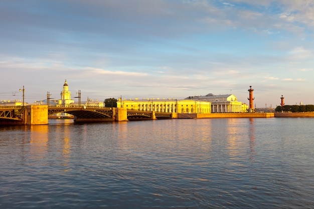 San Petersburgo. Puente del palacio en la mañana