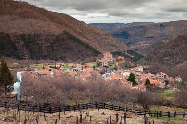 San Sebastián de Garabandal es centro de peregrinaciones cristianas Unas niñas de la localidad se manifestaron a principios de los años sesenta entre junio de 1961 y enero de 1965 que vieron al Arcángel San Miguel