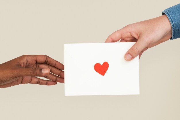 San Valentín y rsquo; carta de amor con manos diversas