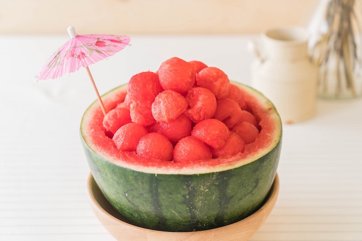 Foto gratuito sandía fresca en la mesa