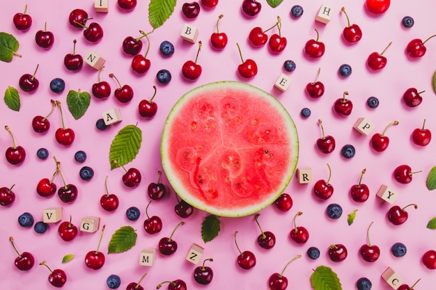 Sandía rodeada de frutas sabrosas