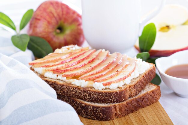 Sándwich abierto con ricotta y manzana