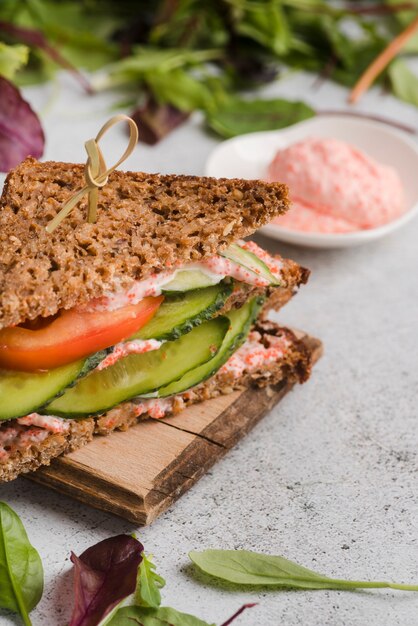 Sándwich de alto ángulo al lado del tazón con huevas